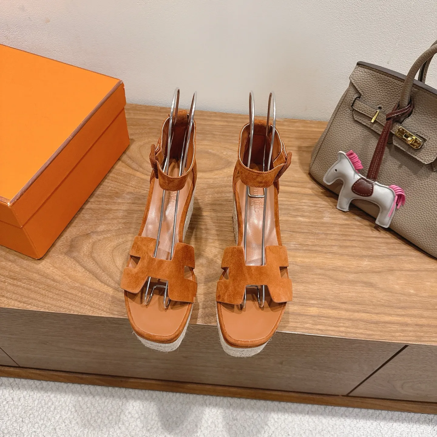 👟👟Ex-factory price 720👟👟 Hermes... a Eclair 2025 new color + popular series, the version is super positive, with a certain thickness, which makes the legs longer! Breathable, comfortable calfskin, spring and summer color matching, this item is both beautiful and comfortable! Channel supply code size: 35-39 can be ordered as 40.41 with airplane box ➕20